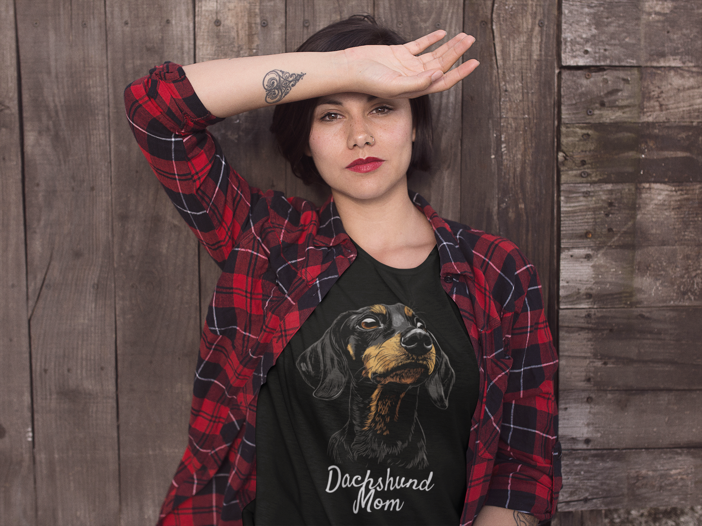 "Dachshund Mom" Crewneck T-shirt